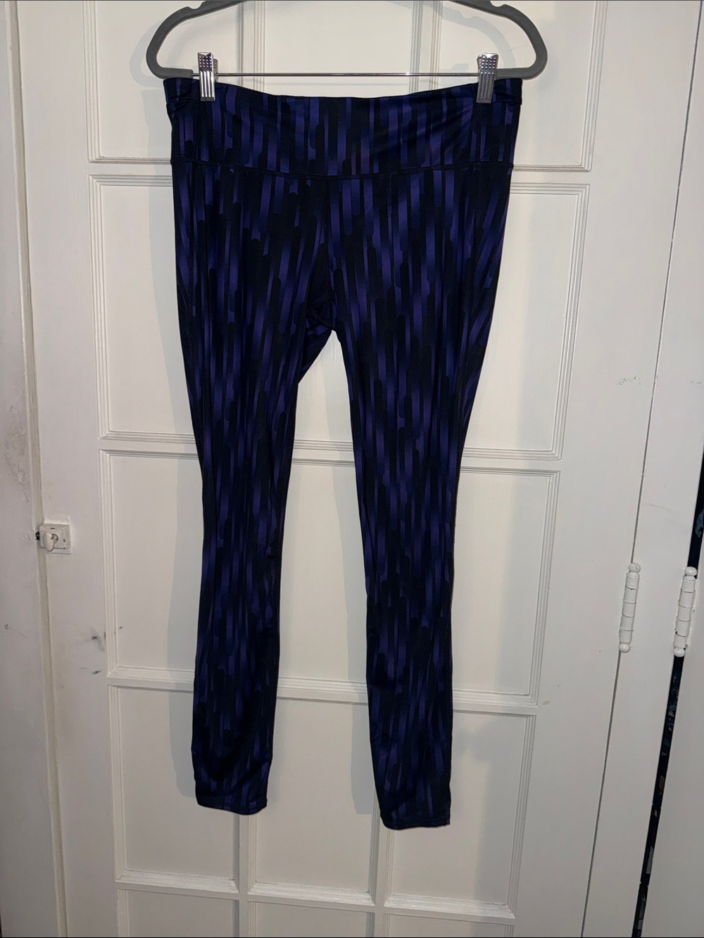 Gap Fit Women’s purple and black striped Performance Leggings L